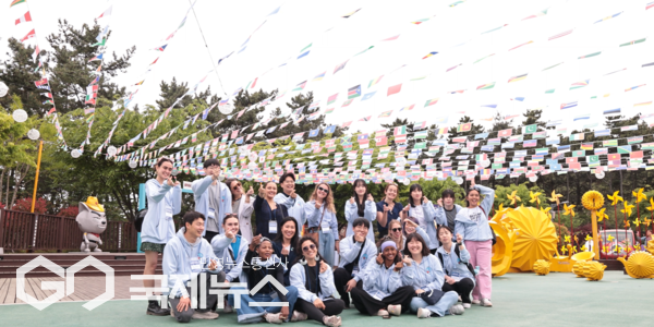 원도심 투어에 참가한 청년들이 기념촬영 하고 있다