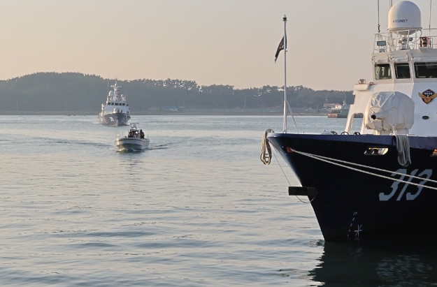 충남 태안군 신진항으로 압송되고 있는 중국 선박(사진/태안해경 제공)