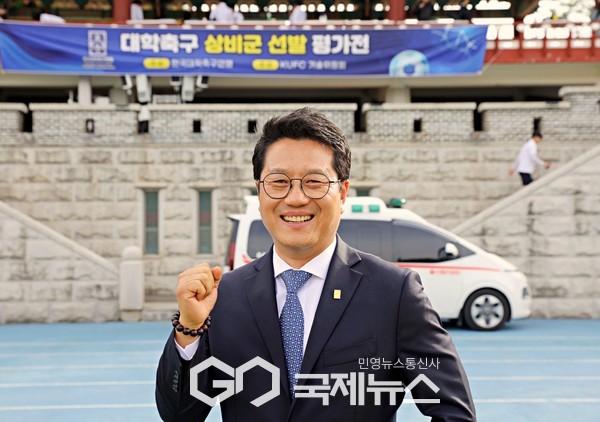 박한동 한국대학축구연맹 회장이 27일 단국대 천안캠퍼스 대운동장에서 열린 2025 대학축구 상비군 U19 선발전에서 공정하고 투명한 운영에 지신감을 밝히고 있다(사진=김병용 기자)