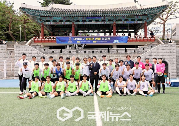 박한동 한국대학축구연맹 회장이 27일 단국대 천안캠퍼스 대운동장에서 열린 2025 대학축구 상비군 U19 선발전 개막에 앞서 홍명보 A대표팀 감독, 이장관 대한축구협회 기술위원장, 설동식 한국축구지도자협회장, 참가한 선수들과 기념 촬영에 임하고 있다(사진=김병용 기자)