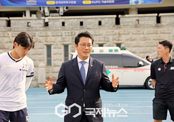박한동 한국대학축구연맹 회장이 27일 단국대 천안캠퍼스 대운동장에서 열린 2025 대학축구 상비군 U19 선발전에서 참가한 선수들과 미팅을 갖고 있다(사진=김병용 기자)