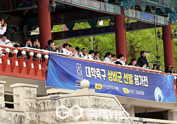 박한동 한국대학축구연맹 회장이 27일 단국대 천안캠퍼스 대운동장에서 열린 2025 대학축구 상비군 U19 선발전에서 선수들을 주시하고 있다(사진=김병용 기자)
