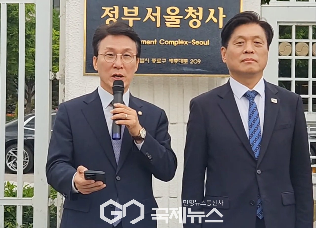 ▲더불어민주당 김민석 수석 최고위원과 조승래 수석 대변인은 1일 오전 정부서울청사 앞에서 한덕수 대통령 권한대행을 향해 국민들께 석고대죄할 것을 강력히 촉구하고 있다./김민석TV