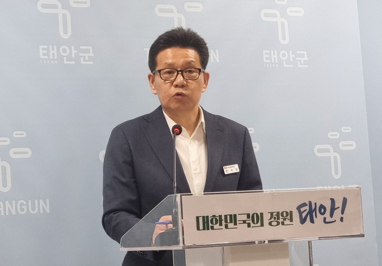 지난 4월 30일 충남 태안군청 브리핑실에서 정례브리핑 중인 한석민 주민공동체과장(사진/백승일 기자)