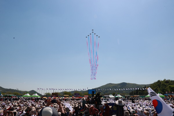 대한민국 공군 특수비행팀 블랙이글스가 개막축하 에어쇼를 펼치고 있다. ⓒ 보성군