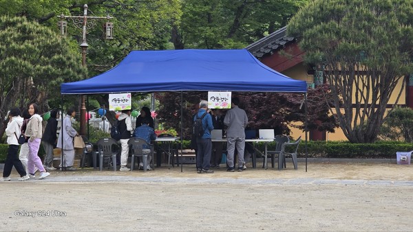 (사진=이재형기자)방문객들의 연등접수 모습