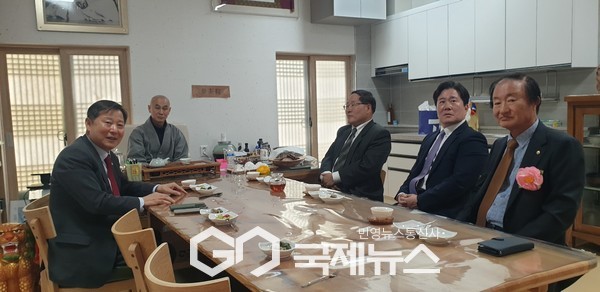 ​▲ 이철규 의원은 봉축 행사를 마치고 차담회 진행  사진=고정화 기자 ​