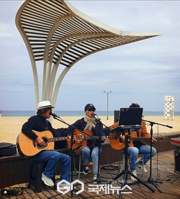 ▲ 망상해변에서 작은콘서트를 열고 음악을 선사하는 중앙에 박하나가수 사진=고정화기자