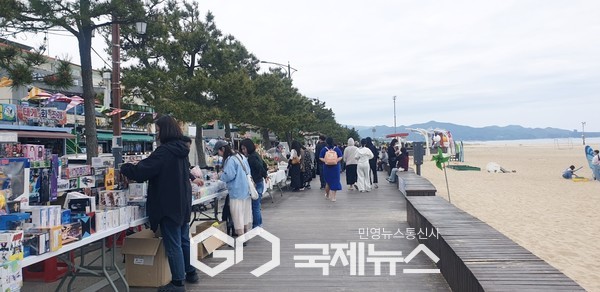 ▲ 망상해변에 자리한 작은 즐거움 프리마켓  사진=고정화기자