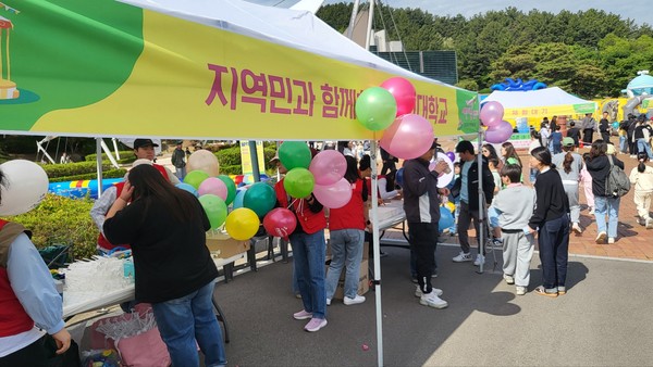  선린대학교는 지난 5일 환호공원 일원에서 열린 '제103회 포항 어린이날 큰잔치'에 교직원, 재학생 60명이 참가해 자원봉사 활동을 펼쳤다. (사진 = 선린대학교)