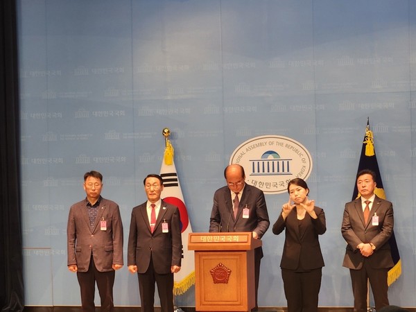 국회 소통관에서 열린 민관협력 관련 지자체 공동기자회견 모습/예산군청 제공