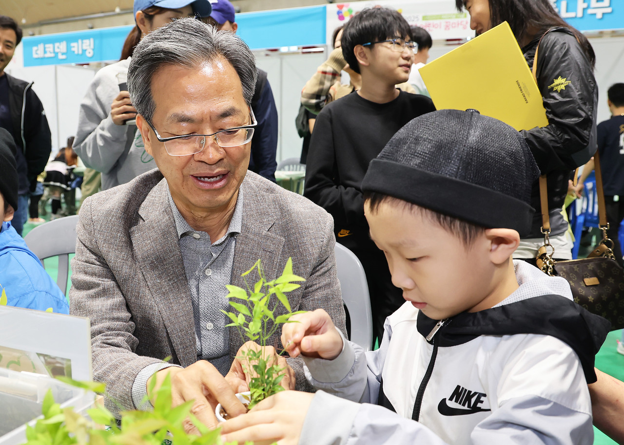 (사진제공=영양군) (오도창 영양군수가 어린이와 함께 체험행사에 참여하고 있다)