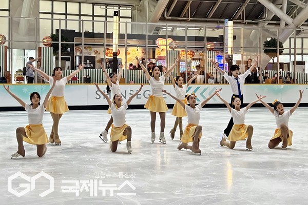 신세계 센텀시티가 지난 3일 백화점 4층 아이스링크에서 주니어 피겨 선수들의 공연을 진행했다/제공=신세계 센텀시티점