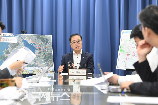 김광회 미래혁신부시장이 '도시철도망 구축계획'을 백브리핑하고 있다/제공=부산시
