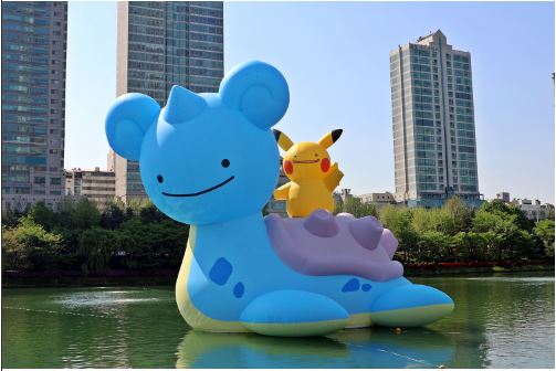 미소 짓는 초대형 피카츄와 라프라스.(제공=롯데물산)