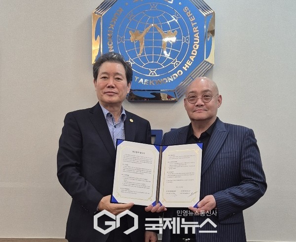 ▲전갑길 국기원 이사장과(오른쪽)유정현 HPT 코리아 대표이사가 업무협약을 제결하고 있다./HPT 코리아