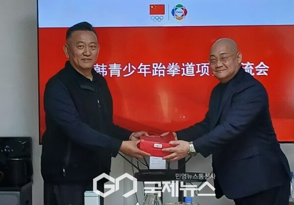 ▲주영 중국영행사협회 스포츠관광분회 회장과 (오른쪽)유정현 HPT 코리아 대표이사가 업무협약을 제결하고 있다./HPT 코리아