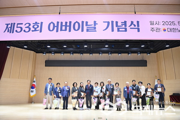 8일, 시청 별관 2층 대강당에서 개최된 제53회 어버이날 기념식에서 이현재 하남시장이 표창 수상자와 함께 기념사진을 찍고 있다.(사진/하남시)