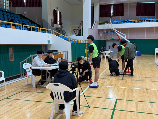 제주도 소방안전본부(본부장 주영국)가 지난 8일과 9일 양일간 조천체육관에서 ‘2025년도 소방공무원 채용 체력시험’을 실시했다.[사진=제주도 소방안전본부]