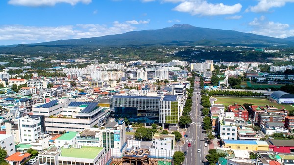 서귀포시는 오는 31일 ‘일상 속 걷기실천으로 빛나는 백세인생!’이라는 슬로건으로 자구리공원에서 ‘2025년 서귀포 시민건강 걷기’를 개최한다.[사진=서귀포시청사]