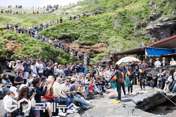 2025 아시아태평양경제협력체(APEC) 제주회의 참가 대표단을 위한 문화관광 투어가 뜨거운 관심을 받으면서, 첫 프로그램이 조기 마감 될 정도로 인기를 끌며 제주의 매력을 국제무대에 알렸다.[사진=제주도]