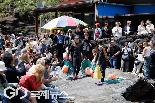 2025 아시아태평양경제협력체(APEC) 제주회의 참가 대표단을 위한 문화관광 투어가 뜨거운 관심을 받으면서, 첫 프로그램이 조기 마감 될 정도로 인기를 끌며 제주의 매력을 국제무대에 알렸다.[사진=제주도]