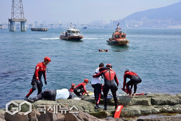 '갯바위 고립 낚시객 구조' 훈련 모습/제공=부산해경