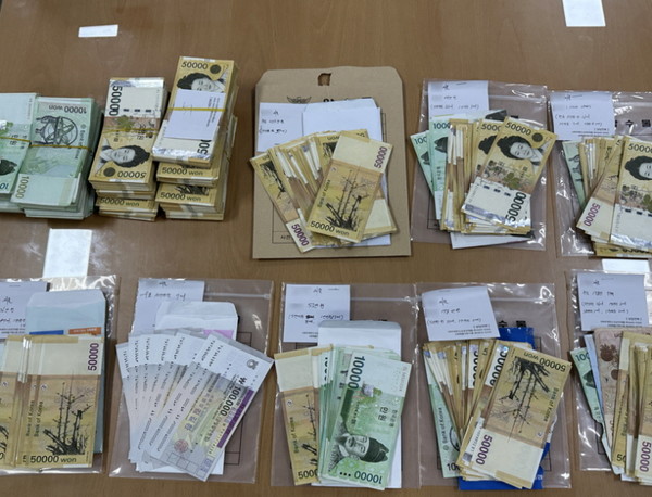 피의자들 사무실에서 압수한 현금 (사진=인천경찰청)