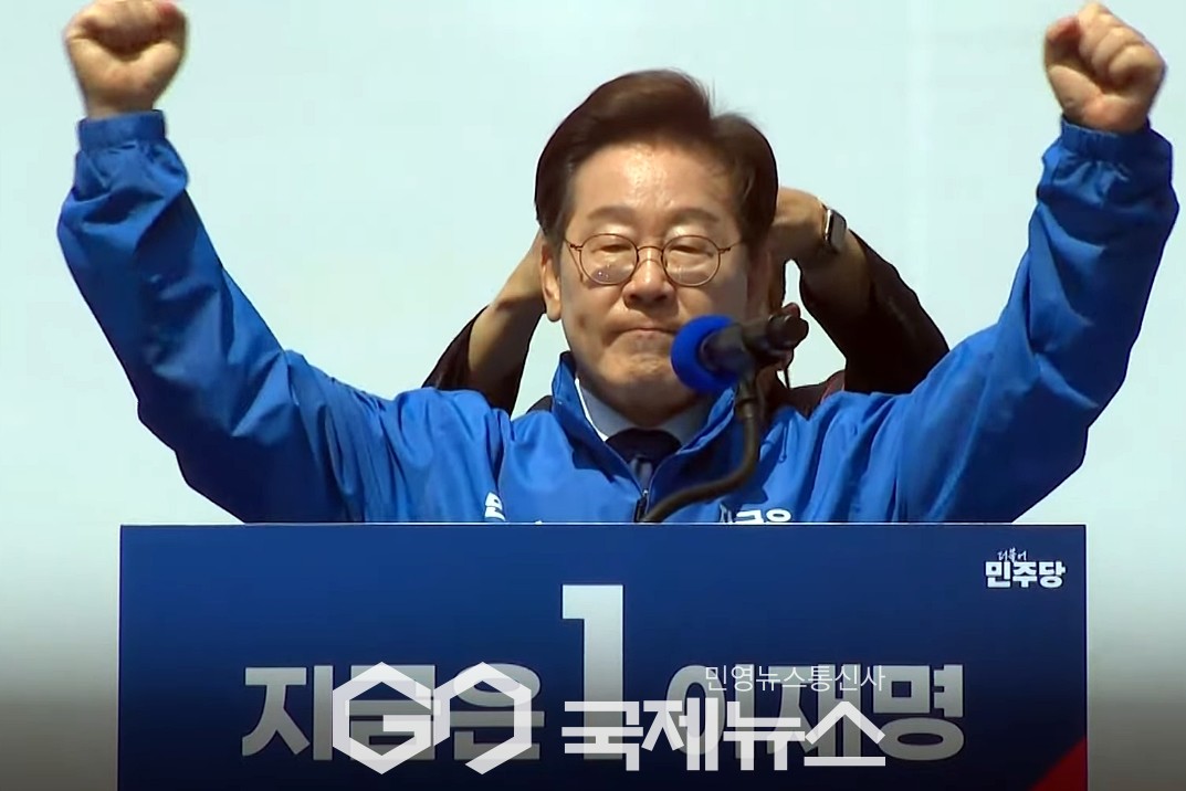 ▲이재명 더불어민주당 대통령 후보는 12일 서울 광화문 청계광장에서 대선 출정식에 참석해 지금은 이재명이라며 두 손을 들어 국민과 당원들에게 인사를 하고 있다./사진=이용우 기자 