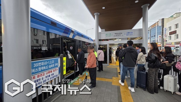 제주형 간선급행버스체계(BRT) 고급화 사업을 완료하고 최근 개통한 서광로 3.1㎞ 구간(도령마루 교차로~광양사거리)에 대한 버스 이용객들과 운전자들의 불만이 쏟아지고있다.[시잔=문서현 기자]