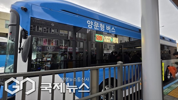 제주도는 전국 최초 섬식 정류장을 개통하고 양문형버스를 운행하고 있지만, 정작 이를 이용하는 버스 이용객들은 달라진 정류장 위치와 버스 노선 이원화에 불편함을 호소했다.[사진=문서현 기자]