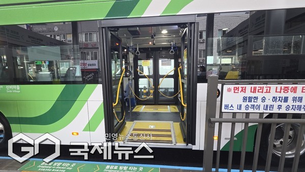 실제 중앙차로와 섬식정류장 운영 이틀 만인 지난 10일 오후 1시50분께에는 제주시 서광로에서 양문형 버스와 승용차가 부딪히는 사고가 발생하기도 했다.[사진=문서현 기자]