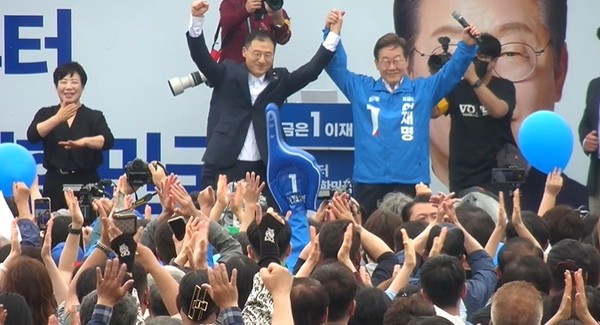 이재명 민주당 대선 후보, 익산역 유세 현장...보수 김상욱 의원과 함께(사진=송영심 기자)