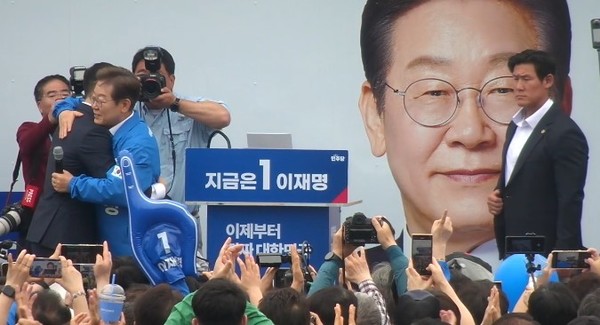 김상욱의원과 포옹하는 이재명후보(사진=송영심 기자