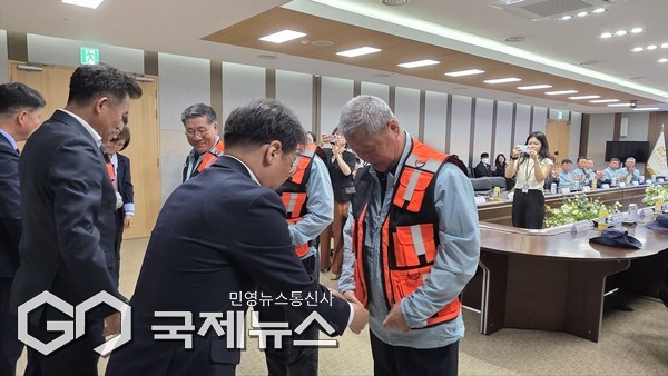 공항안전 불법드론 감시단은 총 16명으로 구성됐으며, 제주도는 14일 제주국제공항에서 대회의실에서 발대식을 갖고 본격적인 활동에 들어갔다.[사진=문서현 기자]