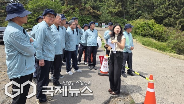 15일부터 본격적으로 불법드론 감시에 나서는 어르신들은 2인 1조로 순찰에 나서며, 불법 드론 발견 시 전용 앱에 현장 사진을 등록하고, 112에 즉시 신고한다.[사진=문서현 기자]