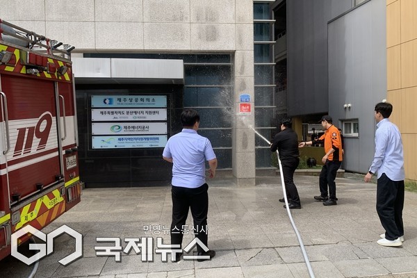 제주에너지공사(사장 김호민)는 지난 15일 제주상공회의소, 이도119센터와 함께 합동 소방훈련을 실시했다.[사진=제주에너지공사]