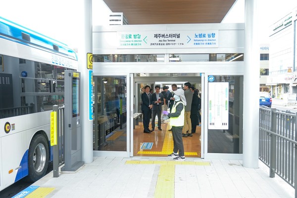 제주도 간부공무원들이 이용자 입장에서 대중교통을 점검함으로써 현장 중심의 교통정책 개선방안 마련에 나선 것이다.