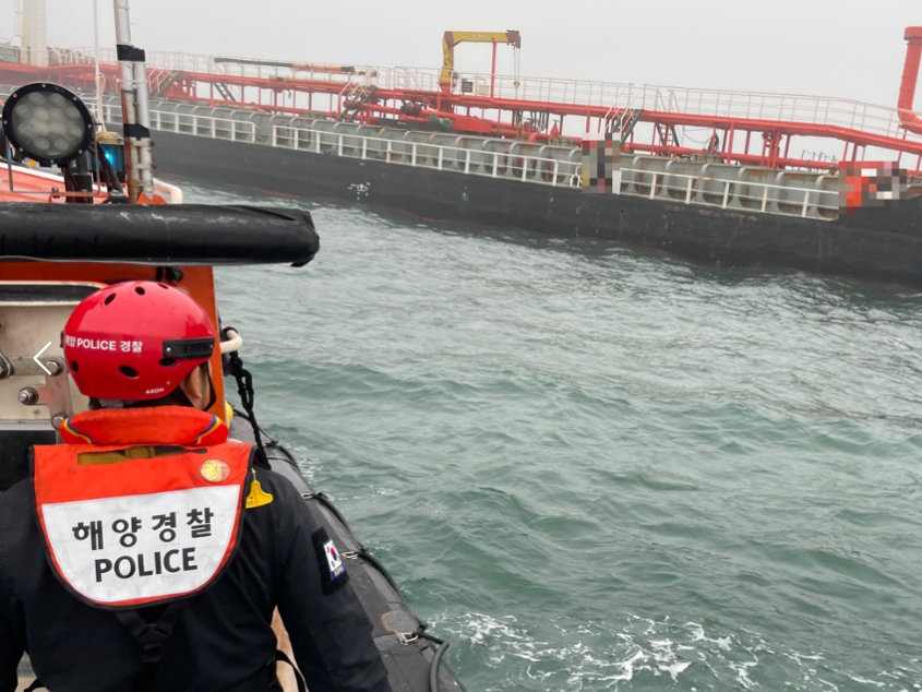 17일 오후 태안해양경찰서 구조대가 태안군 근흥면 궁시도 주변 바다를 항해 중이던 유조선에서 응급환자가 발생해 유조선으로 접근하고 있다(사진/태안해경 제공)
