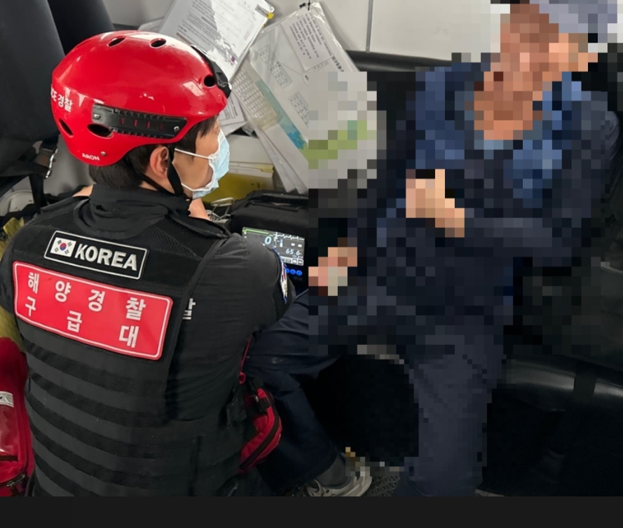 17일 오후 태안해경 구급대가 승선원의 응급처치를 하고 있다(사진/태안해경 제공)