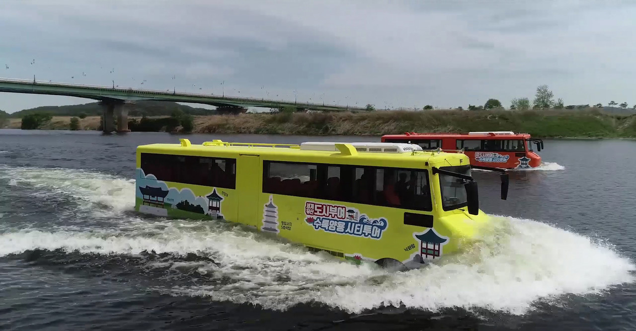 수륙양용버스는 육상과 수상을 운행하는 것으로 백마강을 따라 낙화암과 고란사, 천정대, 부소산의 풍경을 감상 할 수 있다(사진/부여군청)