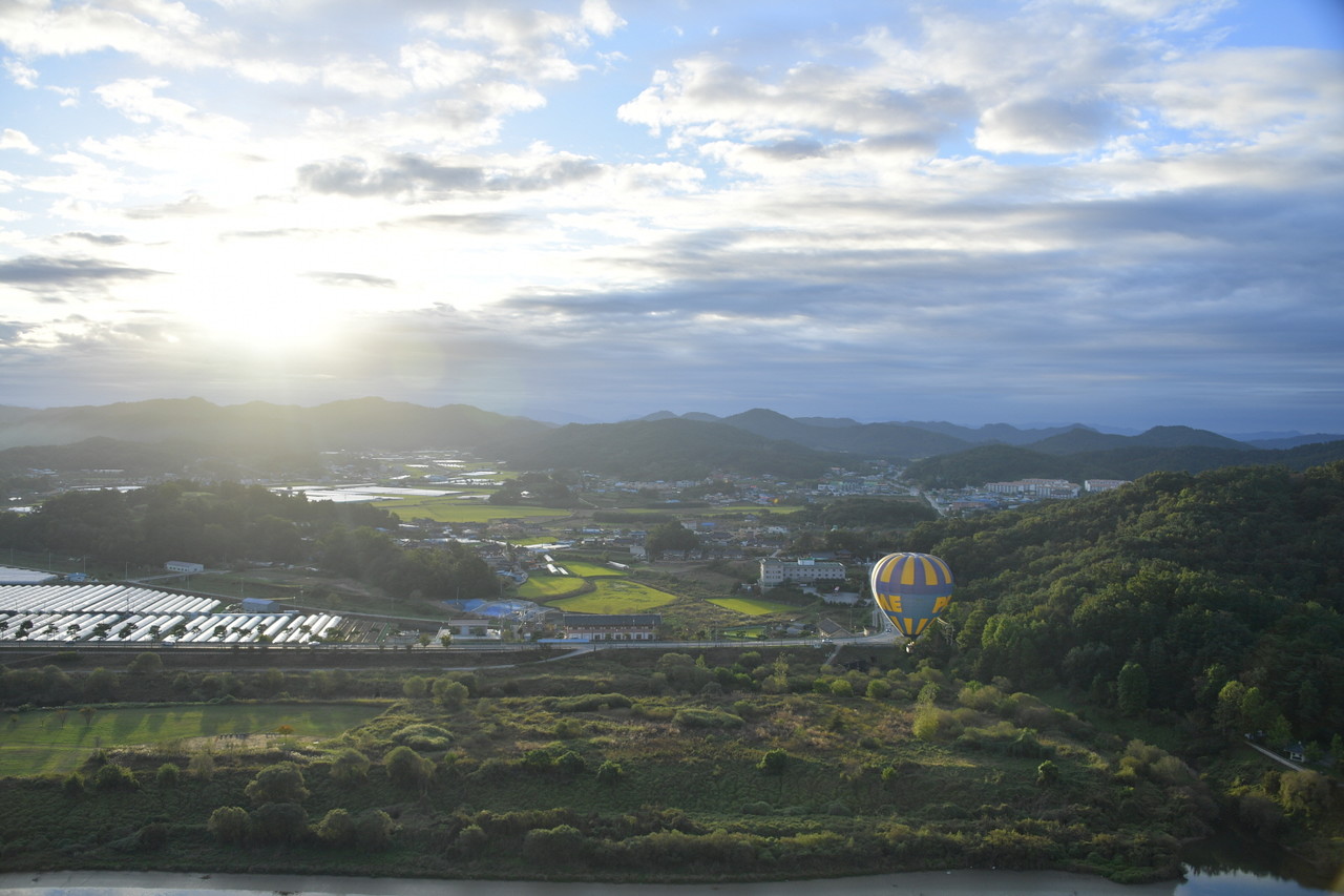 국내에서 유일하게 열기구 자유비행을 즐길 수 있는 부여 (사진/부여군청)