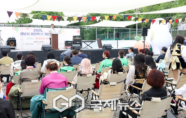 ▲동서울대학교 소운동장에서 열린 ‘성남시 성년의날 기념행사’에 참석한 