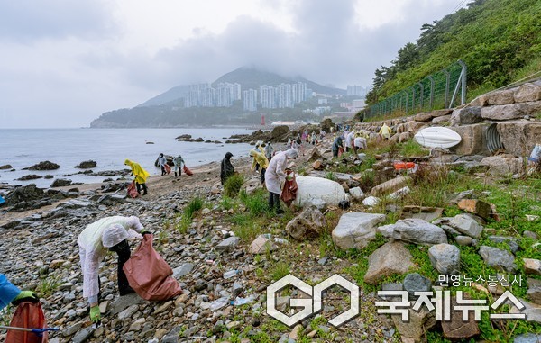 가플지우 해안정화활동 ‘이달의 바다’ 4회차 참여자들의 모습(사진=(주)유익컴퍼니)