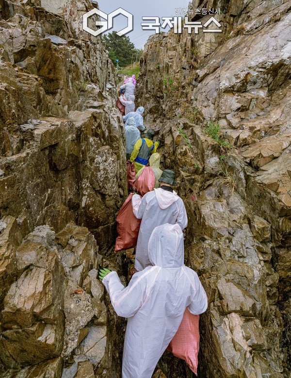 가플지우 해안정화활동 ‘이달의 바다’ 4회차 참여자들의 모습(사진=(주)유익컴퍼니)