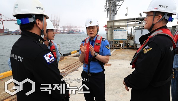 부산해경서장, 유조선 기름공‧수급 시설 현장 점검 모습/제공=부산해경