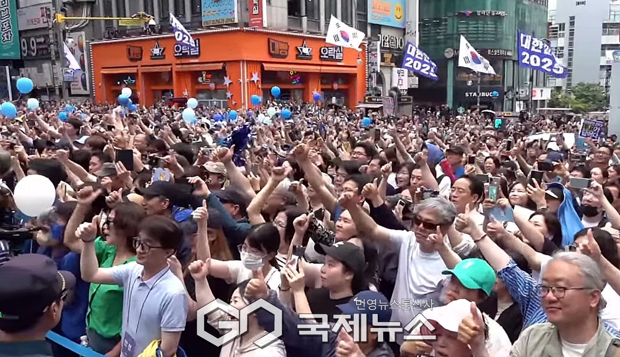 ▲21일 이재명 더불어민주당 대통령 후보 인천 남동구 집중 유세에 참석한 시민들이 엄지를 들어 보이며 지금은 이재명을 외치고 있다./사진=이용우 기자