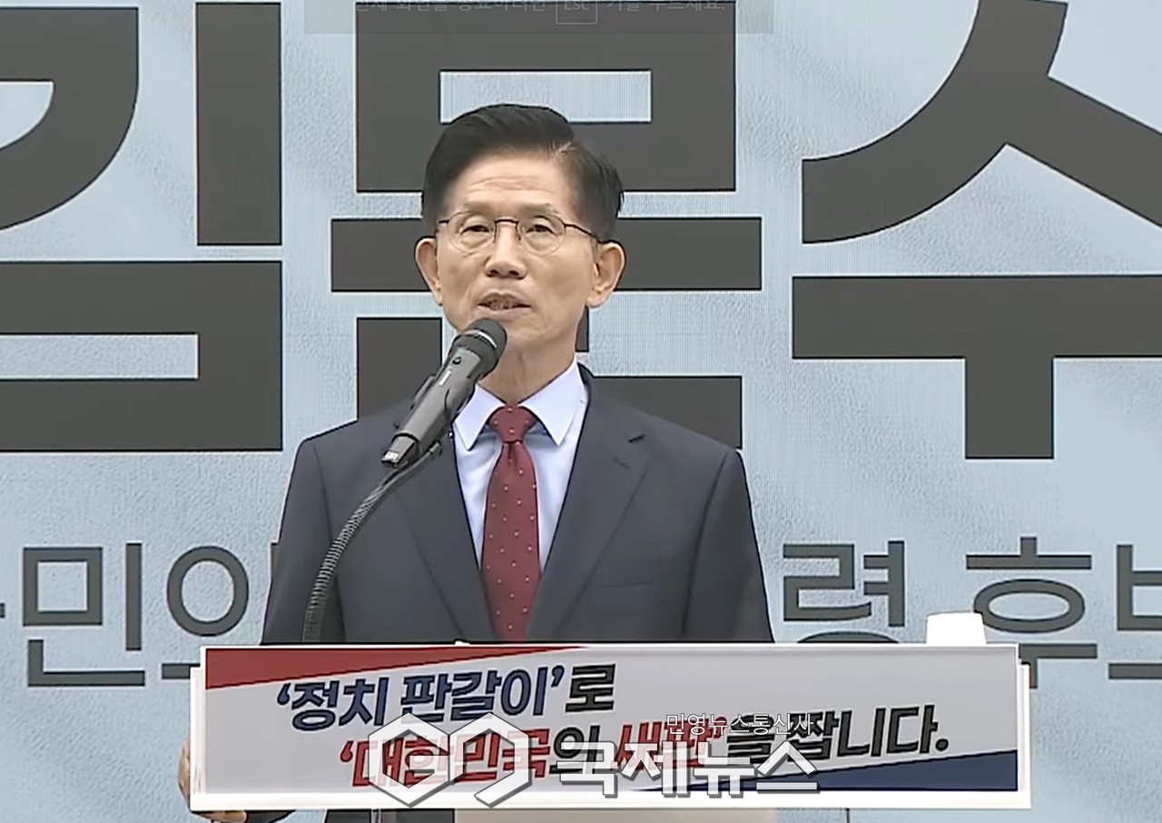 ▲김문수 국민의힘 대통령 후보는 22일 오전 서울 여의도 중앙당사에서 제왕적 대통령이 아닌 국민의 대통령이 되겠다며 개헌·정치개혁 공약을 발표하고 있다./사진=이용우 기자