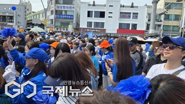 22일 제주동문로터리에서 열린 이재명 후보의 유세 연설장에는 이른 아침부터 모인 시민들로 북적였다. 여기 저기서 진짜 이재명을 외치는 사람들도 많았다.[사진=문서현 기자]