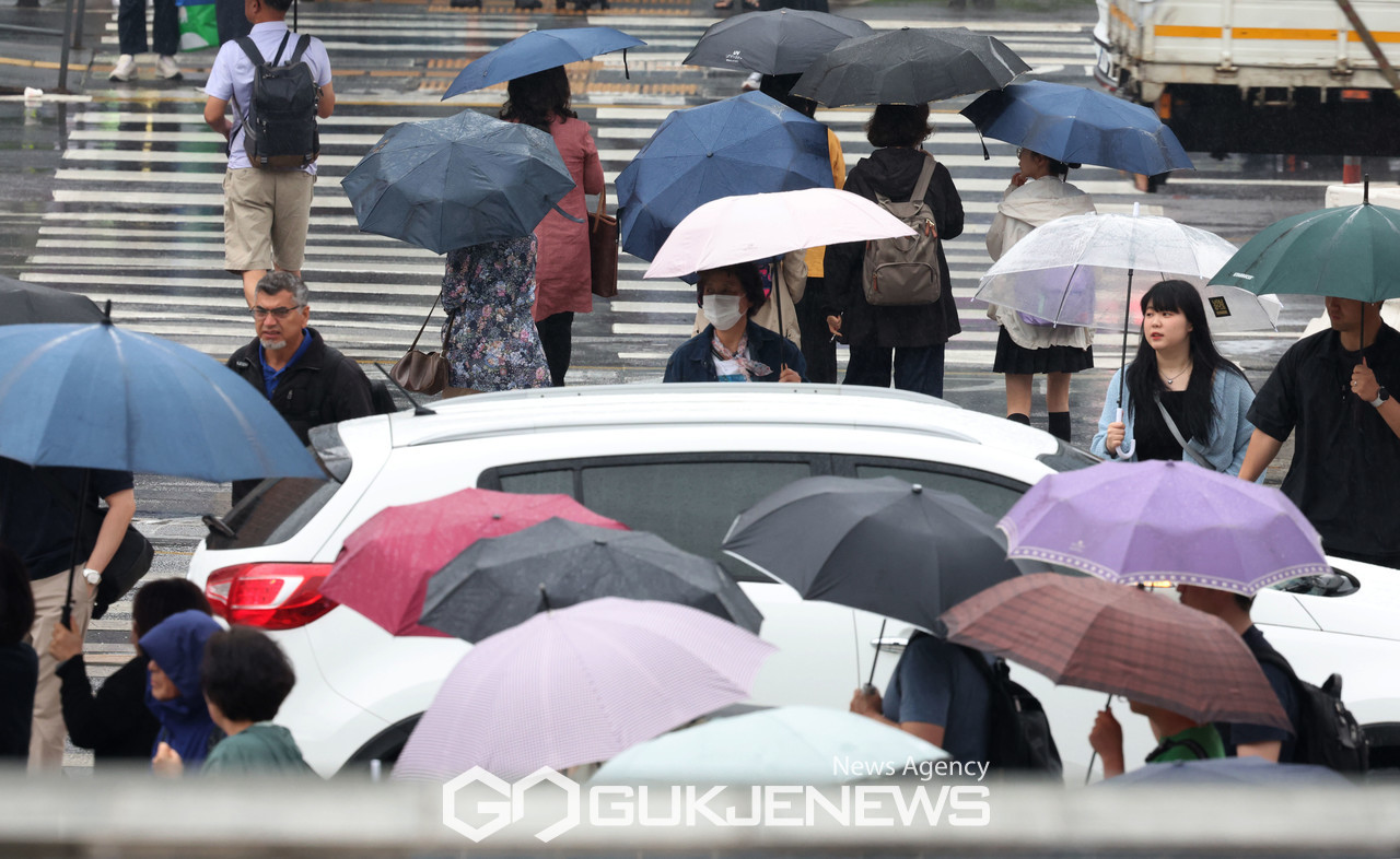 (서울=국제뉴스) 부처님오신날인 27일 전국 곳곳에 비가 내리고 있다. 서울역 인근에서 시민들이 우산을 쓰고 발걸음을 옮기고 있다. 기상청에 따르면 이날 오전부터 밤 사이 수도권과 강원도에는 비가 내리고 충북과 영남 내륙 곳곳에는 오후 한때 소나기가 내릴 예정이다./사진=이용우기자